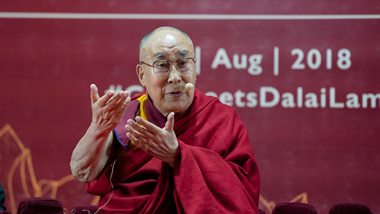 Его Святейшество Далай-лама читает лекцию в Институте менеджмента Гоа. Санкелим, штат Гоа, Индия. Фото: Тензин Чойджор.