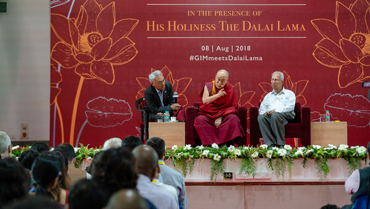 Его Святейшество Далай-лама читает лекцию в Институте менеджмента Гоа. Санкелим, штат Гоа, Индия. Фото: Тензин Чойджор.