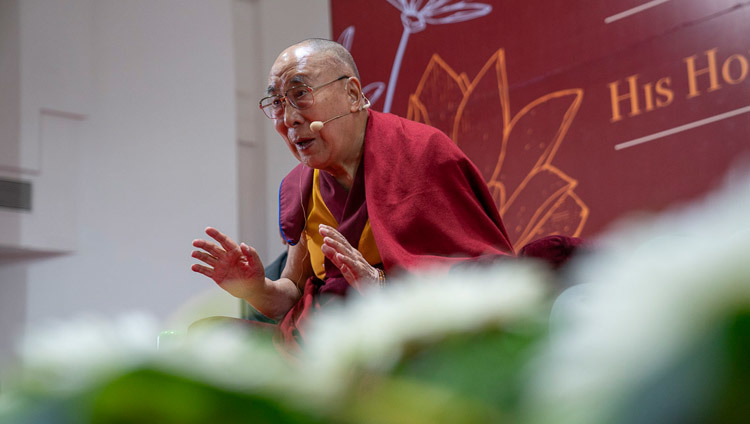 Его Святейшество Далай-лама отвечает на вопросы во время лекции в Институте менеджмента Гоа. Санкелим, штат Гоа, Индия. Фото: Тензин Чойджор.