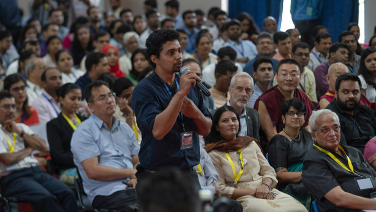 Один из слушателей задает вопрос Его Святейшеству Далай-ламе во время лекции в Институте менеджмента Гоа. Санкелим, штат Гоа, Индия. Фото: Тензин Чойджор.