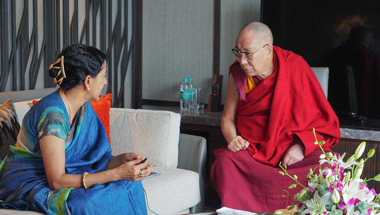 Его Святейшество Далай-лама дает интервью Шобе Нараян. Фото: Джереми Рассел.