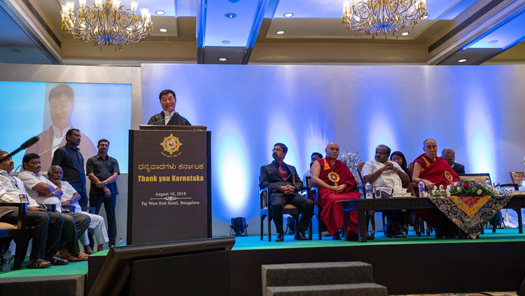 Президент Центральной тибетской администрации Лобсанг Сенге выступает с обращением во время праздничной церемонии «Спасибо, Карнатака!». Фото: Тензин Чойджор.