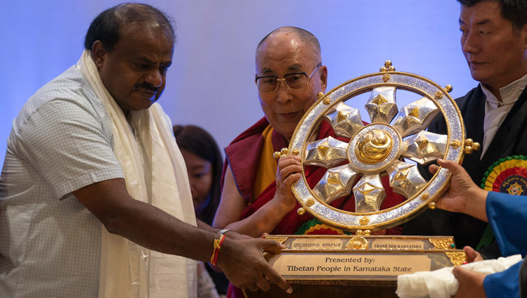 В знак благодарности жителям Карнатаки Его Святейшество Далай-лама вручает колесо Дхармы главному министру Х. Д. Кумарасвами. Фото: Тензин Чойджор.