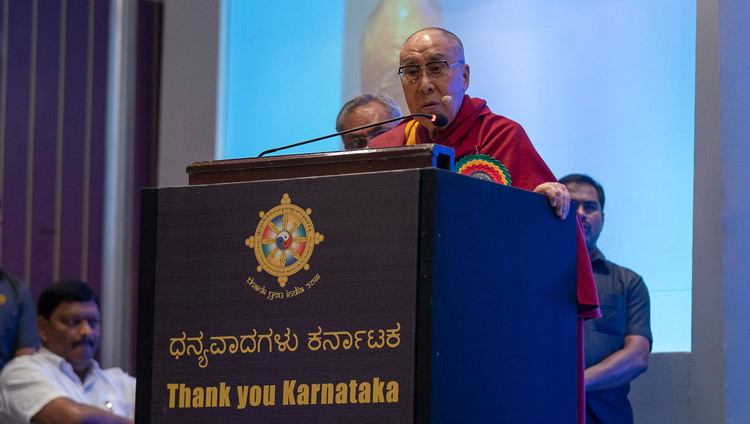 Его Святейшество Далай-лама выступает с обращением во время праздничной церемонии «Спасибо, Карнатака!». Фото: Тензин Чойджор.