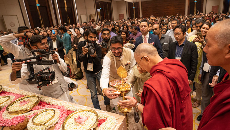 Его Святейшество Далай-лама зажигает традиционный светильник в начале встречи с молодыми специалистами и студентами, организованной по просьбе общества «Видьялоке». Фото: Тензин Чойджор.
