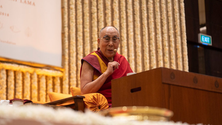 Его Святейшество Далай-лама дарует наставления молодым специалистам и студентам по просьбе общества «Видьялоке». Фото: Тензин Чойджор.