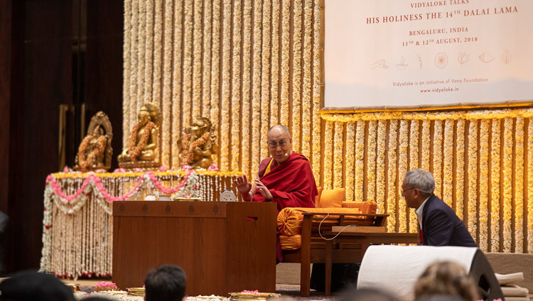 Его Святейшество Далай-лама отвечает на вопросы во время встречи, организованной по просьбе общества «Видьялоке». Фото: Тензин Чойджор.
