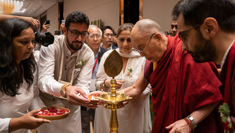 Его Святейшество Далай-лама зажигает традиционный светильник перед началом публичной лекции «Индийская мудрость и современный мир». Фото: Тензин Чойджор.