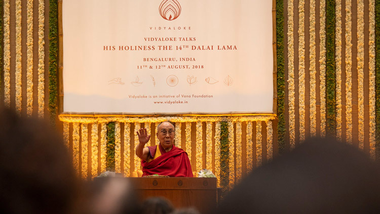 Его Святейшество Далай-лама читает лекцию «Индийская мудрость и современный мир». Фото: Тензин Чойджор.