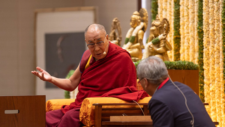 Его Святейшество Далай-лама дает разъяснения своему переводчику с тибетского на английский язык во время публичной лекции, организованной по просьбе общества «Видьялоке». Фото: Тензин Чойджор.