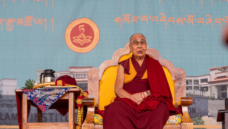 Его Святейшество Далай-лама обращается к более чем 6000 слушателей, собравшимся в Институте высшего образования под эгидой Далай-ламы. Шешагрихалли, штат Карнатака, Индия. Фото: Тензин Чойджор.