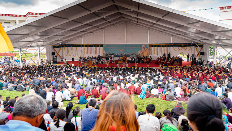 Вид на сцену во время лекции в Институте высшего образования под эгидой Далай-ламы. Шешагрихалли, штат Карнатака, Индия. Фото: Тензин Чойджор.