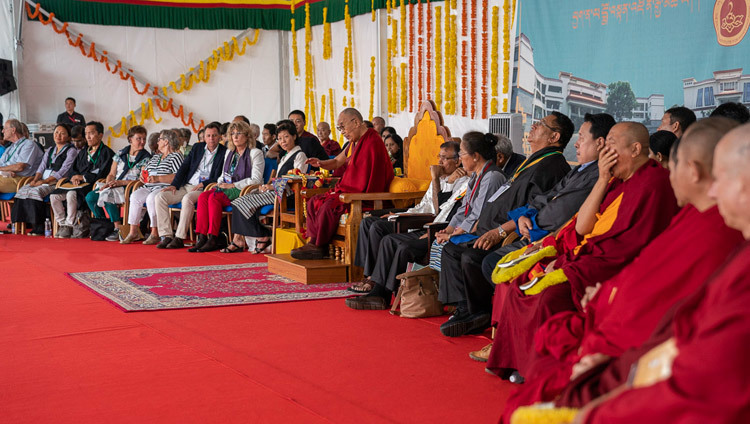 Его Святейшество Далай-лама дарует наставления в Институте высшего образования под эгидой Далай-ламы. Шешагрихалли, штат Карнатака, Индия. Фото: Тензин Чойджор.