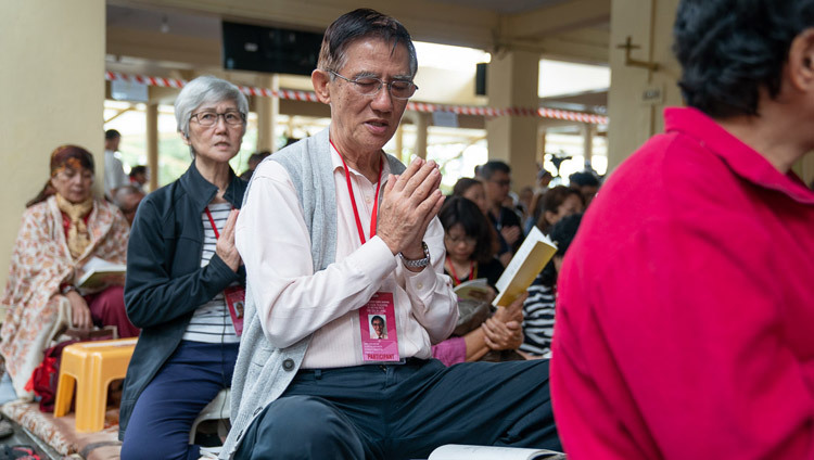 Некоторые из более чем 1200 верующих из Юго-Восточной Азии возносят молитвы в начале первого дня учений Его Святейшества Далай-ламы. Фото: Тензин Чойджор.