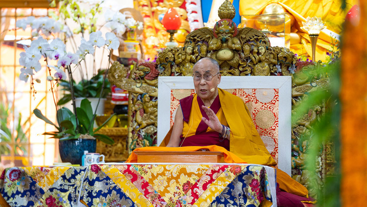 Его Святейшество Далай-лама во время первого дня четырехдневных учений, организованных по просьбе буддистов из Южной и Юго-Восточной Азии. Фото: Тензин Чойджор.
