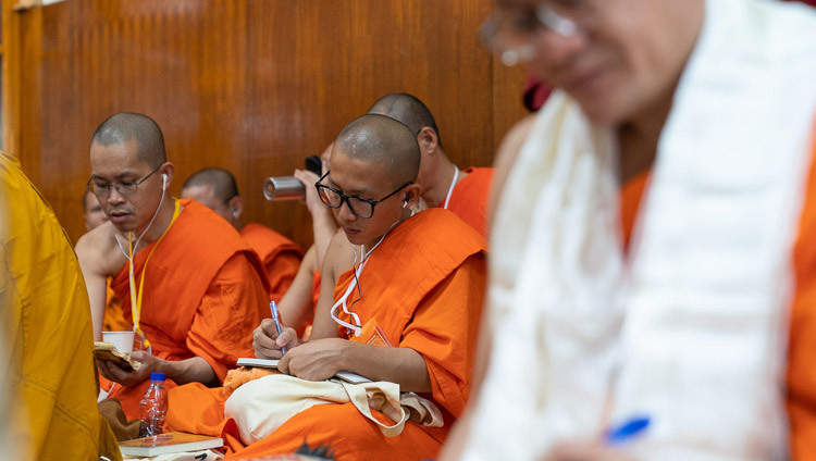 Члены тайского монашеского сообщества делают записи во время учений Его Святейшества Далай-ламы. Фото: Тензин Чойджор.
