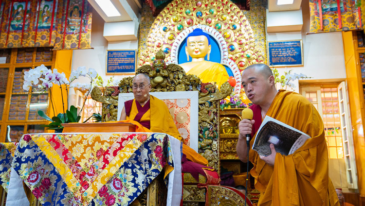 Монах зачитывает для Его Святейшества Далай-ламы вопрос одного из слушателей, собравшихся на учения в главном тибетском храме. Фото: Тензин Чойджор.