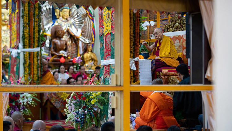 Вид на зал собраний главного тибетского храма во время учений Его Святейшества Далай-ламы. Фото: Тензин Чойджор.