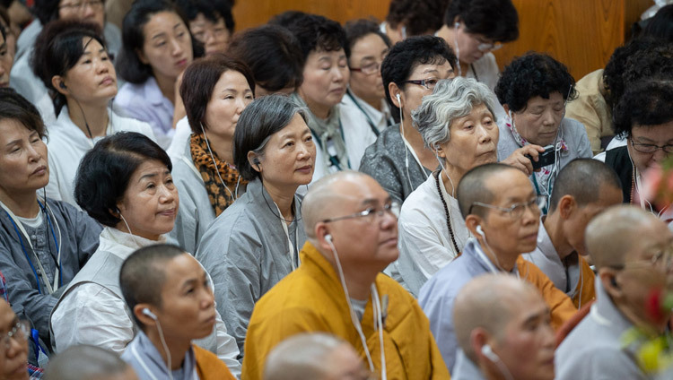 Верующие из Юго-Восточной Азии слушают учения Его Святейшества Далай-ламы. Фото: Тензин Чойджор.