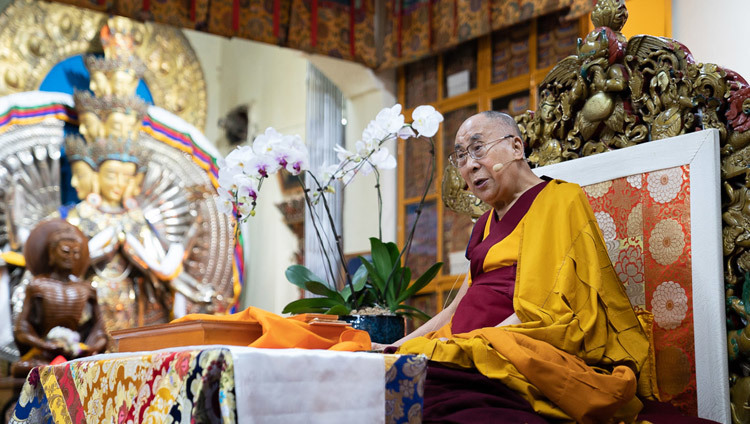 Его Святейшество Далай-лама во время второго дня учений, организованных по просьбе буддистов из стран Южной и Юго-Восточной Азии. Фото: Тензин Чойджор.