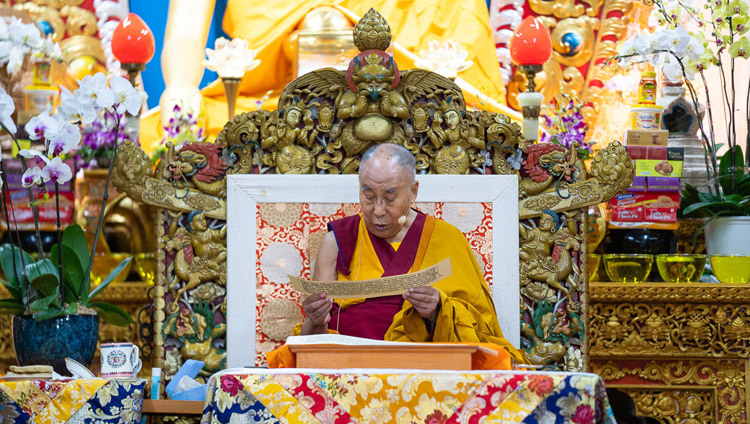 Его Святейшество Далай-лама читает строфы текста во время второго дня учений в главном тибетском храме. Фото: Лобсанг Церинг.