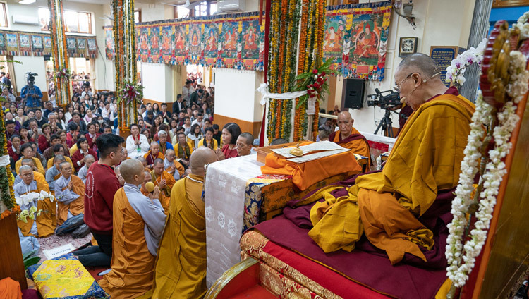 Его Святейшество Далай-лама проводит подготовительные ритуалы для разрешения на практику Авалокитешвары, в то время как группа монахов, монахинь и мирян поет «Сутру сердца» на вьетнамском языке. Фото: Тензин Чойджор.