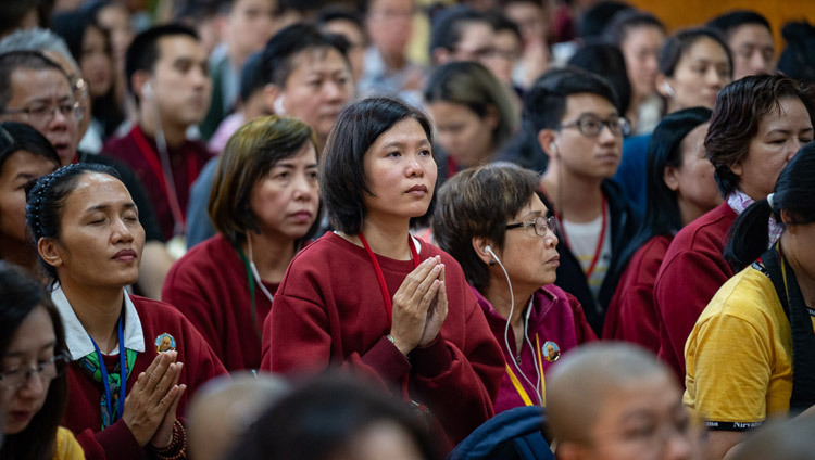 Верующие слушают наставления Его Святейшества Далай-ламы во время третьего дня учений в главном тибетском храме. Фото: Тензин Чойджор.