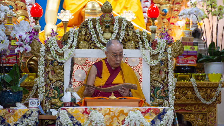 Его Святейшество Далай-лама дарует разрешение на практику Авалокитешвары Сарвадугати Паришодана, освобождающего живых существ из низших миров. Фото: Лобсанг Церинг.
