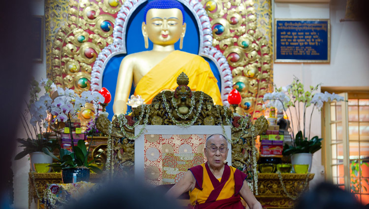 Его Святейшество Далай-лама отвечает на вопросы верующих во время заключительного дня учений для буддистов из Восточной и Юго-Восточной Азии. Фото: Лобсанг Церинг.
