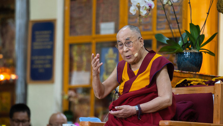 Его Святейшество Далай-лама отвечает на вопросы верующих в ходе заключительного дня учений, организованных в главном тибетском храме. Фото: Тензин Чойджор.