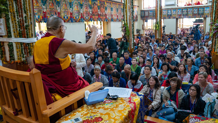 Его Святейшество Далай-лама отвечает на вопросы верующих во время заключительного дня учений для буддистов из Восточной и Юго-Восточной Азии. Фото: Тензин Чойджор.