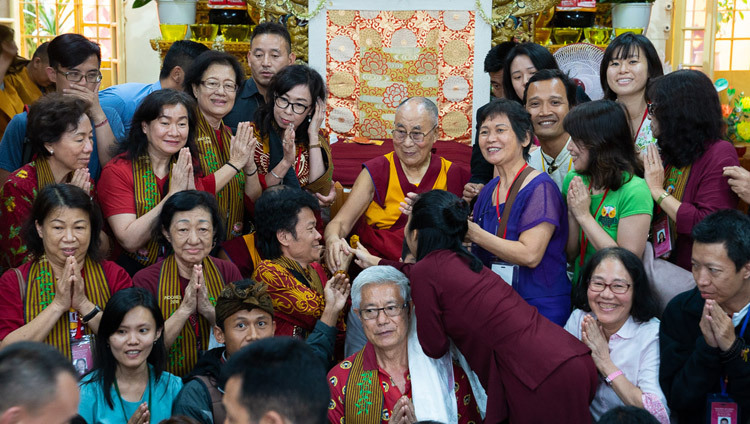 Его Святейшество Далай-лама фотографируется с группами верующих из Восточной и Юго-Восточной Азии по завершении учений в главном тибетском храме. Фото: Тензин Чойджор.