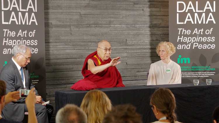 Его Святейшество Далай-лама и генеральный секретарь фонда IM Энн Свенсен во время встречи с журналистами. Фото: Джереми Рассел.