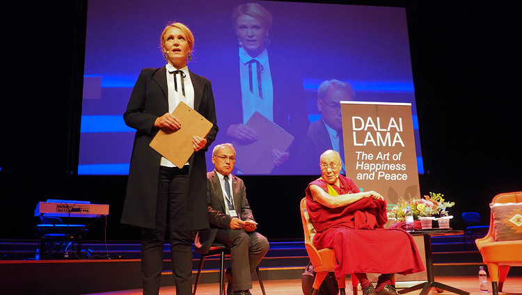 Шведская журналистка и телеведущая Каттис Алстром представляет Его Святейшество Далай-ламу в начале публичной лекции, организованной в конференц-зале «Malmö Live». Фото: Джереми Рассел.