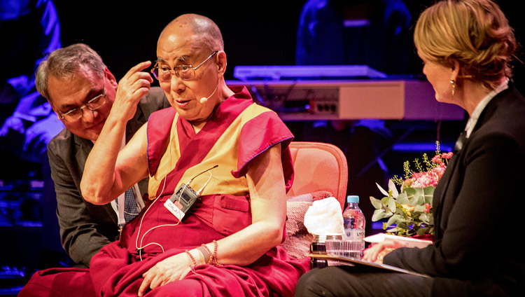 Его Святейшество Далай-лама отвечает на вопросы слушателей, собравшихся на публичную лекцию. Фото: Эрик Торнер/IM.