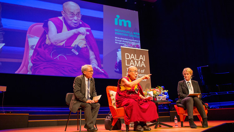 Его Святейшество Далай-лама отвечает на вопросы слушателей, собравшихся на публичную лекцию. Фото: Малин Килстрем/IM.