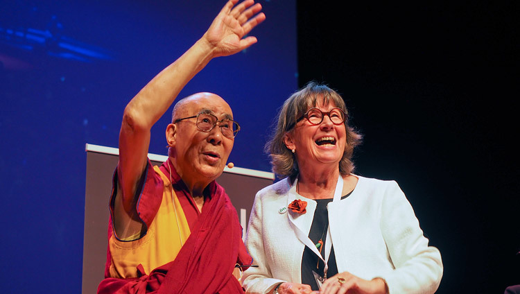 По завершении публичной лекции Его Святейшество Далай-лама машет рукой внукам председателя фонда «Individuell Människohjälp» Бирте Мюллер. Фото: Джереми Рассел.