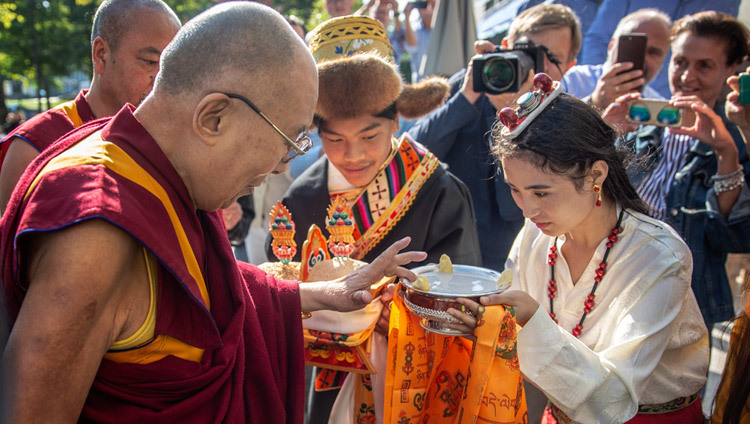 Члены тибетского сообщества подносят традиционное приветствие Его Святейшеству Далай-ламе по прибытии в отель. Роттердам, Нидерланды. 14 сентября 2018 г. Фото: Йеппе Шильдер.