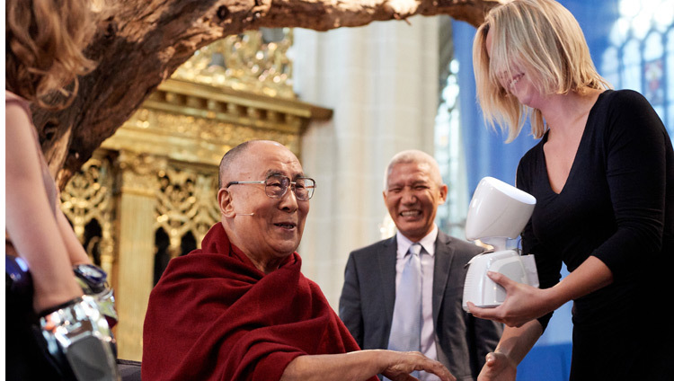Его Святейшество Далай-лама общается с AV1, первым в мире роботом виртуального присутствия, во время круглого стола в церкви Ньиве керк. Фото: Оливье Адам.