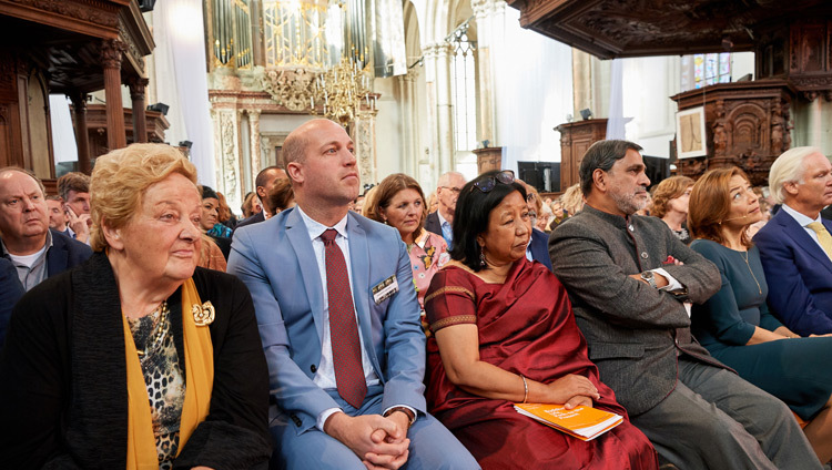 Слушатели во время круглого стола «Робототехника и дистанционное присутствие» с участием Его Святейшества Далай-ламы. Фото: Оливье Адам.