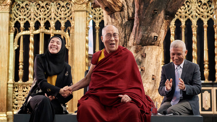 Его Святейшество Далай-лама отвечает на вопрос Сельмы Булмалф во время круглого стола «Болезни, старение и умирание», организованного в церкви Ньиве керк. Фото: Оливье Адам.