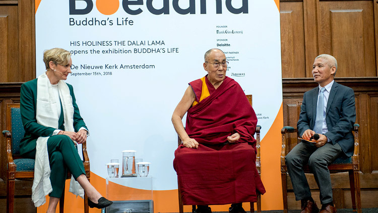 Его Святейшество Далай-лама дает пресс-конференцию в церкви Ньиве керк. Фото: Юрген Джонкерс.