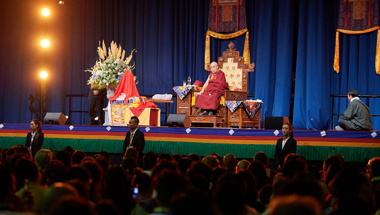 Его Святейшество Далай-лама дарует наставления более чем 5000 тибетцев из Нидерландов, Бельгии, Великобритании, Испании и Австрии, собравшихся в конференц-центре «Ахой». Фото: Оливье Адамс.