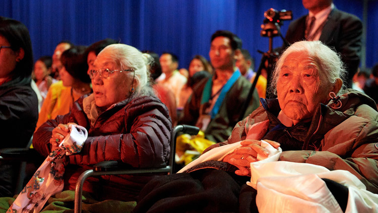 Пожилые тибетцы слушают наставления Его Святейшества Далай-ламы. Фото: Оливье Адамс.
