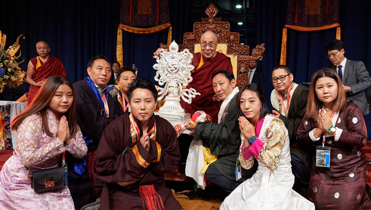 По завершении встречи представители тибетского сообщества Нидерландов вручают Его Святейшеству Далай-ламе серебряное колесо Дхармы в знак благодарности за его благие деяния. Фото: Оливье Адамс.