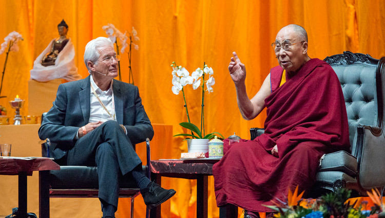 Его Святейшество Далай-лама и Ричард Гир во время беседы в конференц-центре «Ахой». Фото: Юрьен Донкерс.