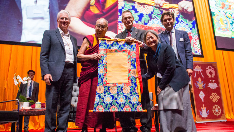 Его Святейшество Далай-лама держит преподнесенную ему членами «Международной кампании за Тибет» грамоту о предоставлении студентам грантов на обучение в Институте высшего образования, действующего под эгидой Далай-ламы. Фото: Юрьен Донкерс.