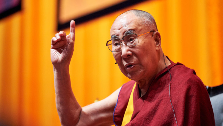 Его Святейшество Далай-лама отвечает на вопрос во время публичной лекции в конференц-центре «Ахой». Фото: Оливье Адамс.