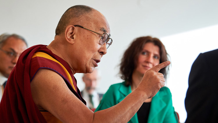 Его Святейшество Далай-лама беседует с голландскими парламентариями. Фото: Оливье Адам.