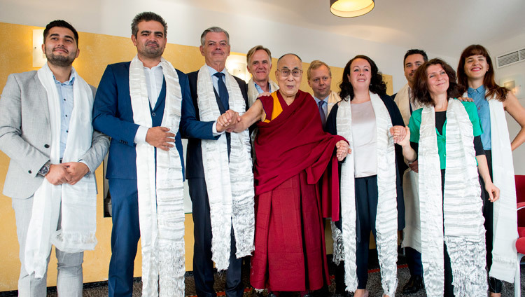 Его Святейшество Далай-лама фотографируется с голландскими парламентариями, которым по завершении встречи он преподнес традиционные шарфы-хадаки. Фото: Юрьен Донкерс.